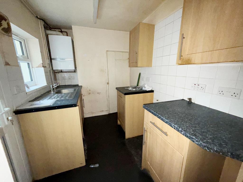Lot: 67 - HOUSE IN NEED OF IMPROVEMENT - Kitchen with access to garden
